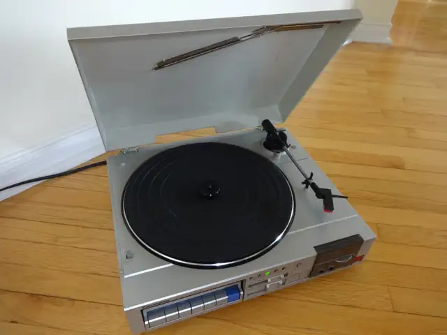 Panasonic SG-V300 Vintage(1983) Stereo Music System for sale in Stereo Systems & Home Theatre in Markham / York Region - Image 4