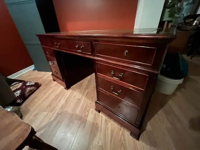 Solid wood with leather office desk in Desks in City of Toronto - Image 5