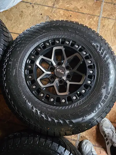 Pneus neuf d’hivers Hakkapelitta LT3 285/70R17 clouté sur Mag neuf !!! Pour Tacoma 2018 à 2026 passe...