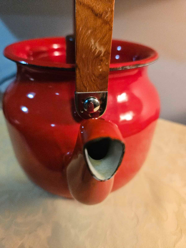Red Enamel Kettle Tea Pot with Wooden Handle in Kitchen & Dining Wares in Markham / York Region - Image 2