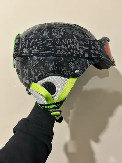Youth medium (size adjustable) Ski/Snowboard helmet & matching goggles. Gently used good condition.