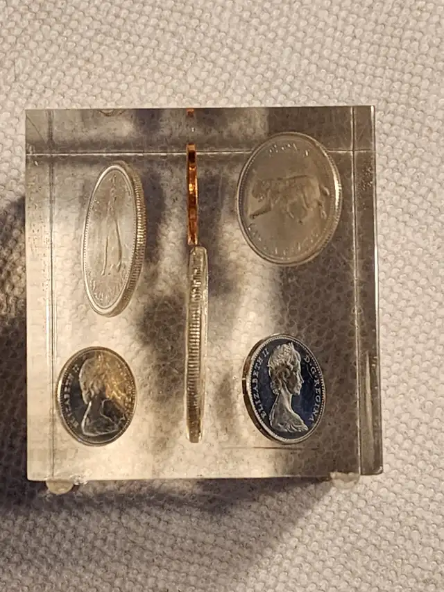 1967 Canadian Coin Set In Lucite Paperweight in Arts & Collectibles in City of Toronto - Image 5