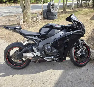 Bike Honda Cbr 1000rr Année 2010 prête à rider! chaîne neuve spooket neuf pneu neuf 53000kilo contac...