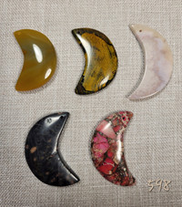 5 pendentifs lunes d'agate et jaspe. Jasper and agate Moons.