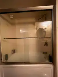 Free glass enclosure for bathtub