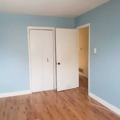 A large well ventilated room available for rent in Brampton. Room is on the main floor. Shared washr...