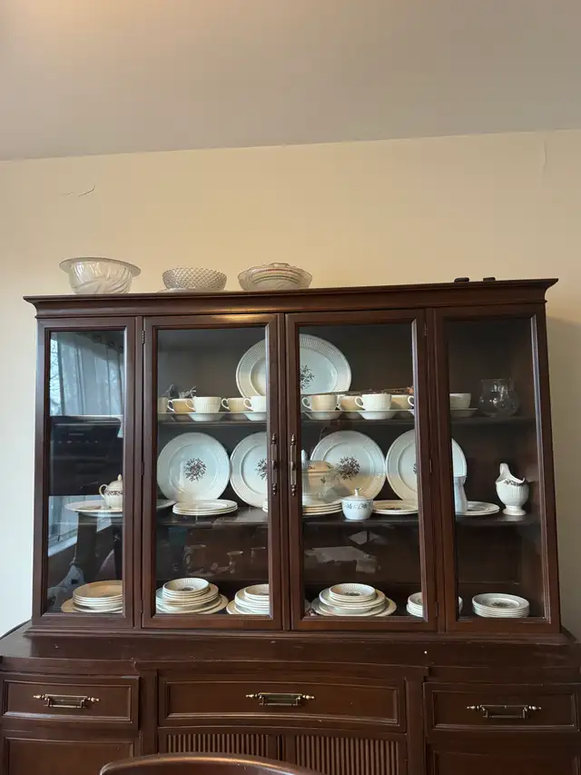 China wood cabinet/hutch vintage display cabinet and dishes in Hutches & Display Cabinets in City of Toronto - Image 2