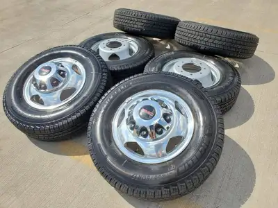 Absolutely Beautiful condition GMC Denali HD 3500 Take offs from a 2023 Dually Sierra. Not a mark on...