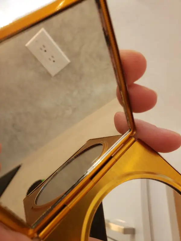 Vintage gold compact mirror in Women's - Other in Markham / York Region - Image 6