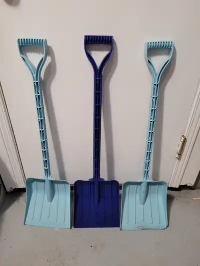 Pelle à neige pour enfant, une bleu marin et 2 turquoises. 5$ chaque.