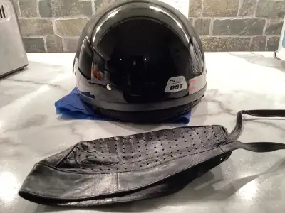 Casque neuf avéc petit genre foulard en cuir neuf 1 usage avéc visière gr S plus manteau cuir gr Lar...