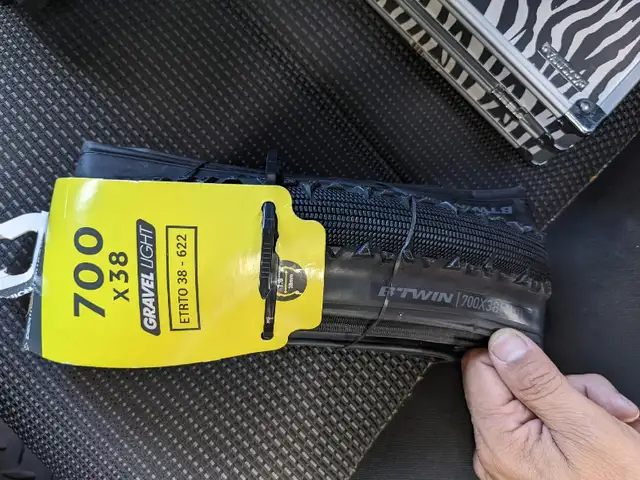 Btwin Gravel Light Bycicle Tire 700 x 38 in Frames & Parts in Mississauga / Peel Region - Image 3
