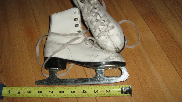 **Tot's Ice Skates, 5 pair ** in Skates & Blades in Calgary - Image 4