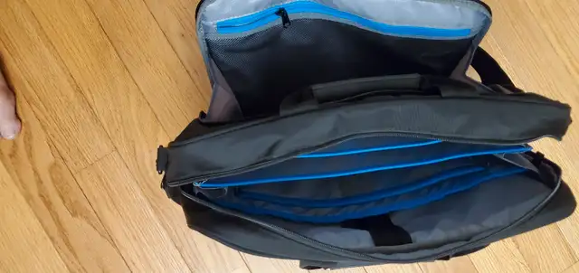 Dell Laptop Shoulder Bag in Laptop Accessories in Regina - Image 4