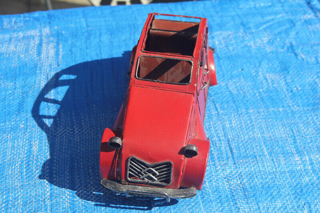 Vieille voiture Citroen 2 cv  circa 1950 jouet dans Art et objets de collection  à Longueuil/Rive Sud - Image 3
