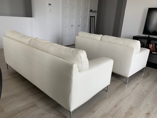 Ensemble de 2 sofas en faux-cuir blanc dans Sofas et futons  à Laval/Rive Nord - Image 3