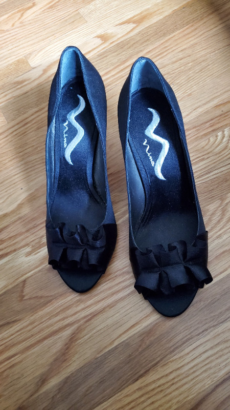Nina black dress pumps with bows Size 8.5. in Women's - Shoes in Calgary