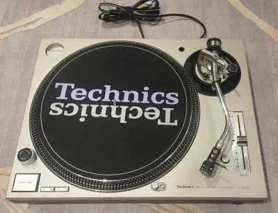 Technics SL-1200M3D direct drive turntable with a brand new slip mat and comes with a Technics heads...