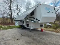 Very nice 30 ft 5th wheel Camping trailer