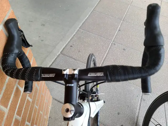 Fuji C5 Full Carbon Road Bike in Road in Longueuil / South Shore - Image 8