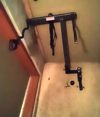 Support à vélos à potence pour trois vélos avec boule pour remorque (tube 1-1/4 po). donc un deux po...