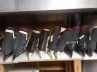 5 PAIRES DE PATINS DE HOCKEY VINTAGES AVEC BOTTINE PLASTIQUE