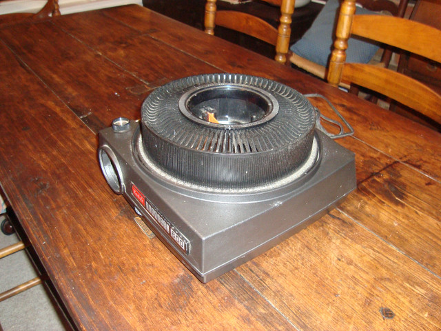 Kodak 600 Slide Projector with 8 Carousel slide trays in Cameras & Camcorders in City of Toronto