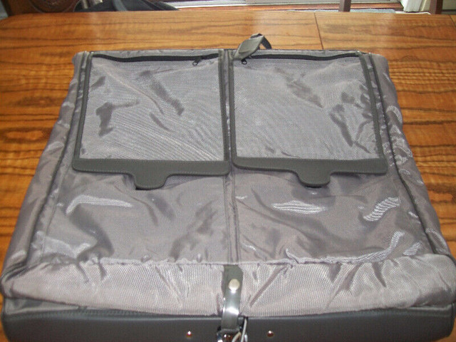 Skyway Garment Luggage Bag Hang Carry Grey With 3 Hangers in Other in Oakville / Halton Region - Image 2