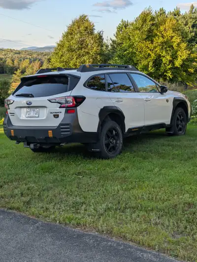 SUBARU OUTBACK WILDERNESS AVEC SEULEMENT 16000KM, VIENT AVEC GARDE- BOUE RALLY ARMOR, ATTACHE REMORQ...