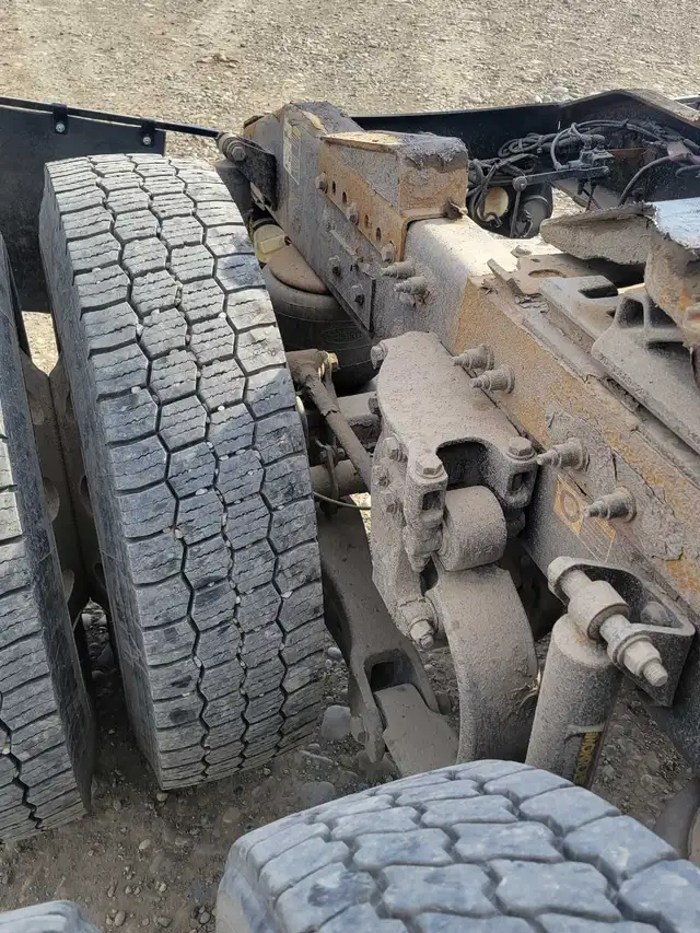 2013 Peterbilt Con in Heavy Trucks in Calgary - Image 8