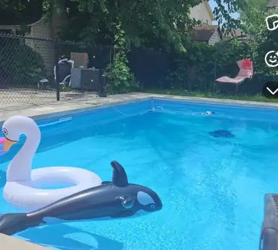 Chambre meublé tout inclus dans maison acces à la cours piscine stationnement .animaux acceptés femm...