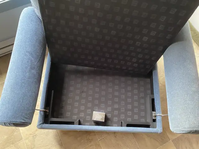 Oversized modular couch in Chairs & Recliners in Charlottetown - Image 4