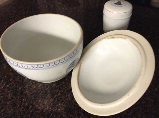 Chinese clay blue white bowl with covered lid dans Art et objets de collection  à Région d’Oshawa/Durham - Image 3