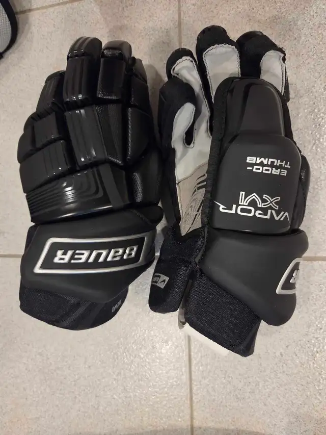 SENIOR HOCKEY EQUIPMENT  in Hockey in Markham / York Region - Image 4