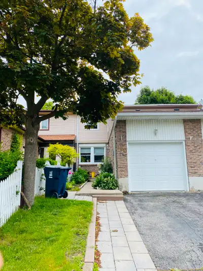 -2 bedrooms on the second floor for FEMALE only -Looking for a quiet and respectful female. -Shared...
