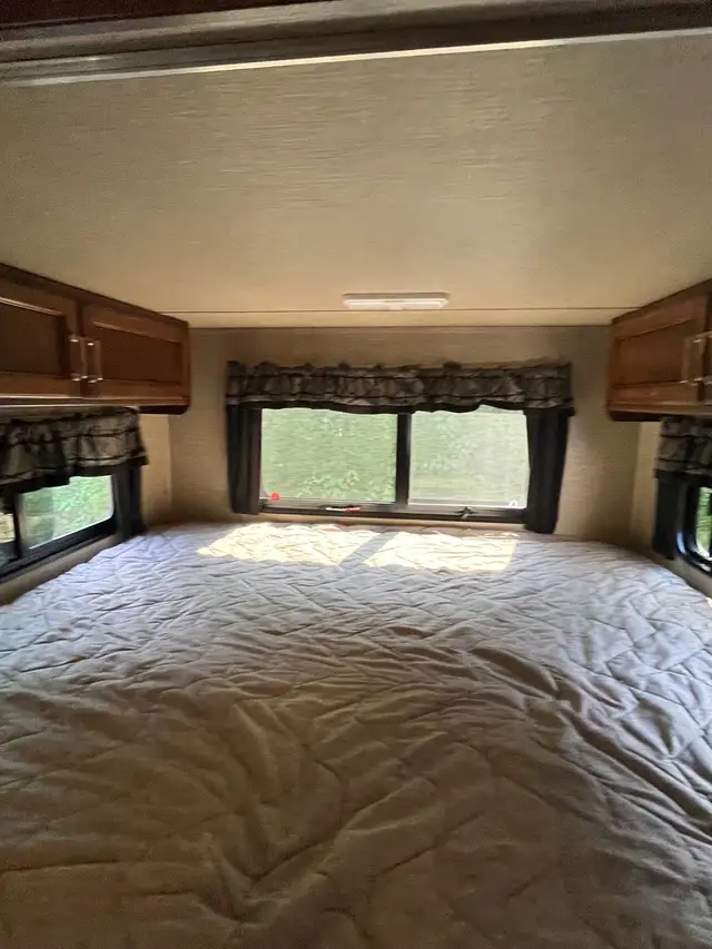 2018 Keystone Ultra Light Outback 240URS in RVs & Motorhomes in Mission - Image 9