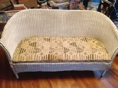 causeuse antique en rotin, View more