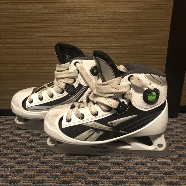 BAUER “ Supreme ONE 40” Junior Shin Pad, EXCELLENT Condition! in Hockey in Edmonton - Image 8