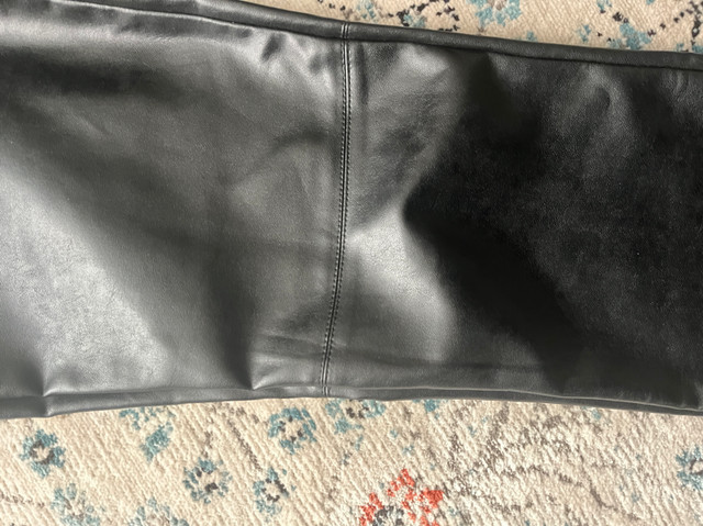 Wilfred Vegan Leather Pants size 4 in Women's - Bottoms in Kitchener / Waterloo - Image 4