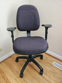 Like-new - fully adjustable, Deluxe, mid-back office chair