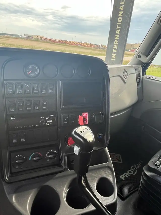 2017 International Prostar, ISX 485HP, 18spd Manual, 46 rears! in Heavy Trucks in Saskatoon - Image 7