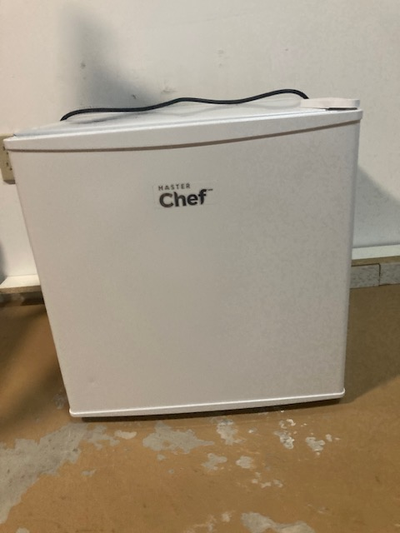 IMPECCABLE- n'a servi qu'un mois. Petit réfrigérateur pour roulotte, camping etc Couleur: blanc Aucu...