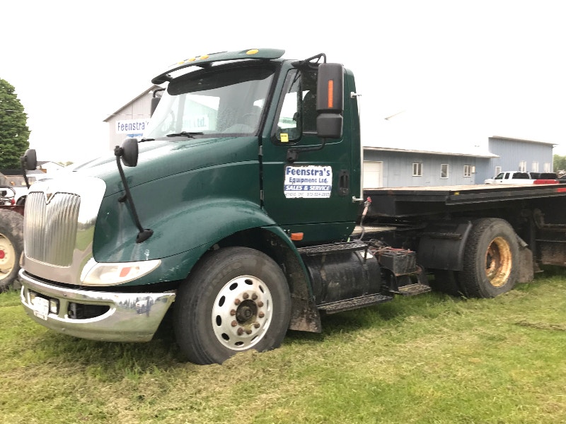 2005 International 8600 and 44 step deck Heavy Trucks Brockville