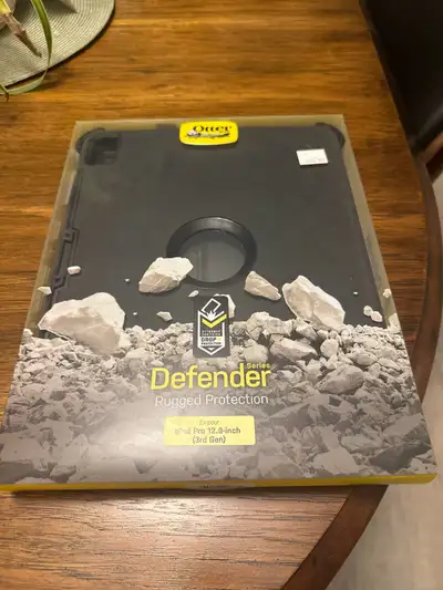 I'm offering a brand new Otterbox Defender case for the iPad Pro 12.9-inch (3rd Gen), providing rugg...