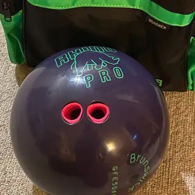 Women's bowling ball, in excellent condition. Comes with vinyl bag. Weighs 7 kilos - 15.4 pounds
