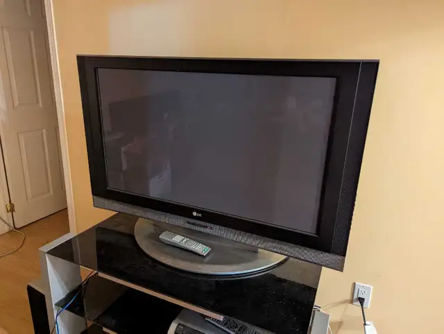 LG 42 inch Plasma TV - 2006 Model in TVs in Ottawa - Image 2