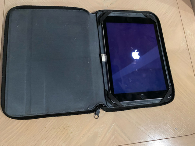 Apple iPad 2th Gen with Case in iPad & Tablet Accessories in Edmonton