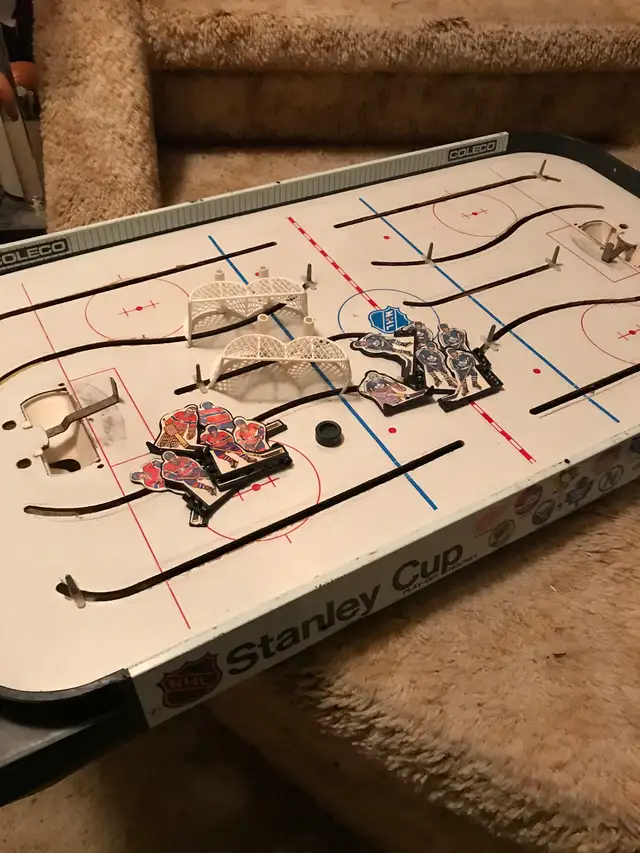 WAYNE GRETZKY TABLE HOCKEY ACCESSORIES & OTHER TABLE HOCKEY GAME in Arts & Collectibles in Winnipeg - Image 8