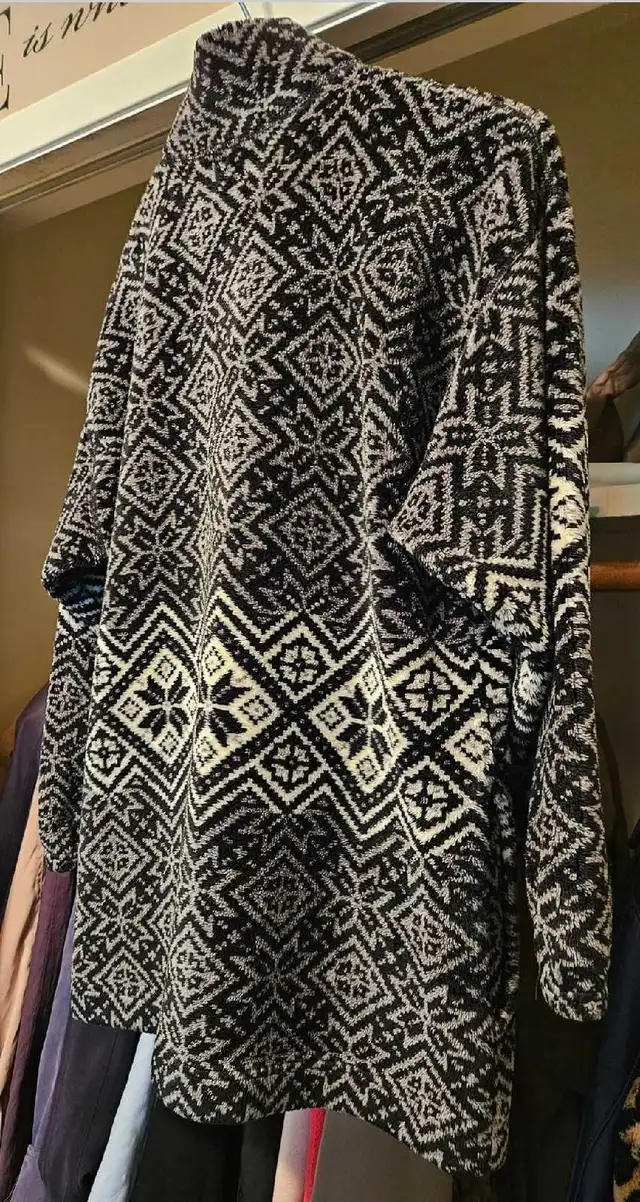 Women's Black and White Fleece Jacket in Women's - Tops & Outerwear in Edmonton - Image 10