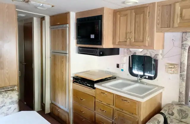 1995 classic 32ft motorhome, sleeps six. in RVs & Motorhomes in Port Alberni - Image 7